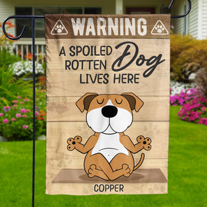 Les chiens gâtés vivent ici ! Drapeau personnalisé pour chien ! Cadeau pour propriétaires et amoureux des animaux