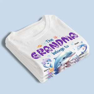 Cette maman dauphin appartient à - T-shirt unisexe personnalisé, sweat à capuche, sweat-shirt - Fête des Mères, cadeau pour maman, grand-mère
