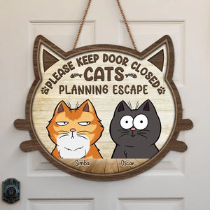 Veuillez garder la porte fermée, chat planifie une évasion - Panneau en bois personnalisé pour décoration d'intérieur - Cadeau de pendaison de crémaillère pour propriétaires d'animaux et amoureux des animaux