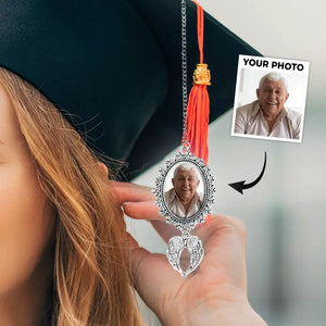 Photo personnalisée en souvenir de votre famille - Breloque photo personnalisée avec pompon et ailes d'ange pour remise de diplôme - Cadeau de remise de diplôme pour les membres de la famille, les frères et sœurs