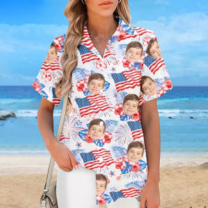Photo personnalisée Notre famille a une ambiance estivale - Chemise hawaïenne tropicale unisexe personnalisée pour la famille - Cadeau de vacances d'été, cadeau pour les membres de la famille