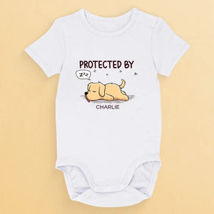 Protégé par un compagnon endormi - Body bébé personnalisé avec chien - Cadeau de naissance, cadeau pour propriétaires d'animaux et amoureux des animaux