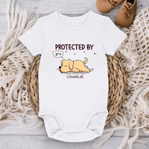 Protégé par un compagnon endormi - Body bébé personnalisé avec chien - Cadeau de naissance, cadeau pour propriétaires d'animaux et amoureux des animaux