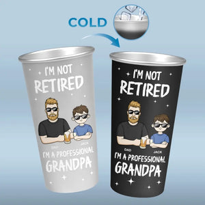 Je ne suis pas à la retraite, je suis un grand-père professionnel - Tasse personnalisée en aluminium à couleur changeante pour la famille - Cadeau d'appréciation et de retraite pour papa et grand-père