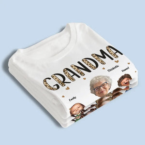 Photo personnalisée d'une grand-mère : un câlin qui attend de se produire - T-shirt, sweat à capuche, sweat-shirt unisexe personnalisé pour la famille - Cadeau pour maman, grand-mère