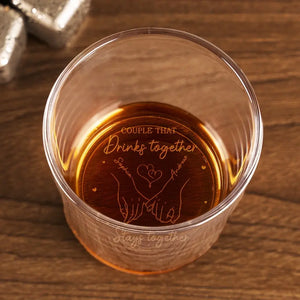 Un couple qui boit ensemble reste ensemble - Verre à whisky personnalisé pour couple - Cadeau pour mari et femme, anniversaire