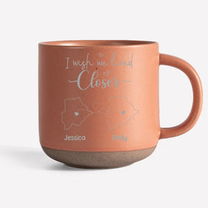 Les vrais amis ne sont jamais séparés, peut-être à distance mais jamais dans le cœur - Tasse en poterie personnalisée pour la famille - Cadeau pour les membres de la famille, les meilleurs amis, les meilleures amies, les sœurs