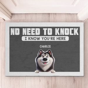 Pas besoin de frapper, nous savons que vous êtes là - Tapis décoratif personnalisé pour chien - Cadeau de pendaison de crémaillère pour les propriétaires d'animaux et les amoureux des animaux
