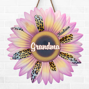 Chaque pétale de fleur contient l'amour d'une grand-mère - Panneau en bois personnalisé pour la décoration intérieure - Cadeau de pendaison de crémaillère pour maman et grand-mère