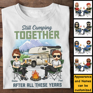 Toujours en camping ensemble après toutes ces années - T-shirt unisexe personnalisé, sweat à capuche, sweat-shirt - Cadeau pour couple, mari et femme, anniversaire, fiançailles, mariage, mariage, cadeau de camping