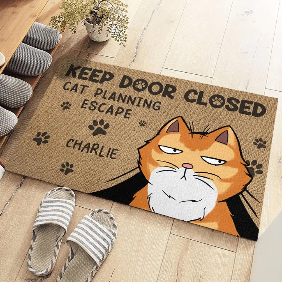 Veuillez garder la porte fermée, les chats planifient une évasion - Tapis décoratif personnalisé pour chat - Cadeau de pendaison de crémaillère pour les amoureux des animaux, les propriétaires d'animaux
