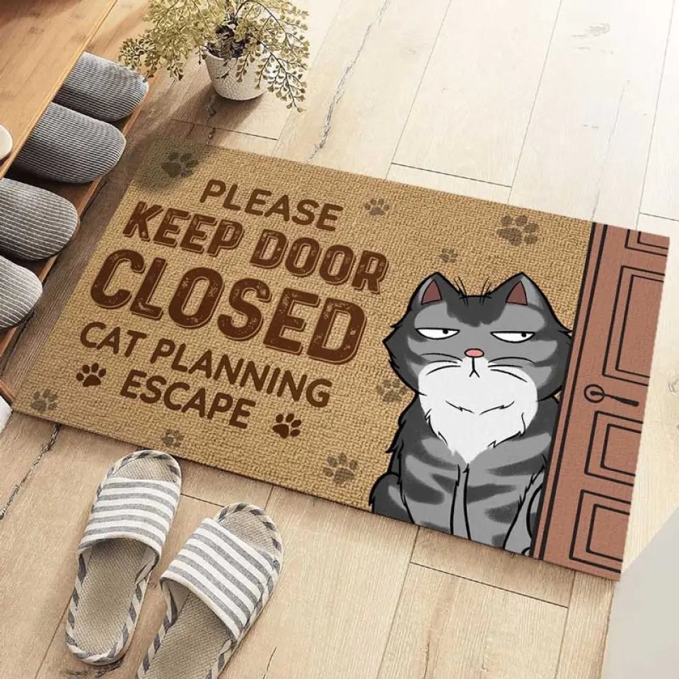 Gardez la porte fermée, chat qui planifie une évasion ! Tapis décoratif personnalisé pour la maison, motif chat ! Cadeau de pendaison de crémaillère pour les propriétaires et les amoureux des animaux.