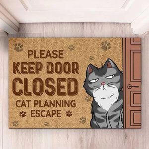 Gardez la porte fermée, chat qui planifie une évasion ! Tapis décoratif personnalisé pour la maison, motif chat ! Cadeau de pendaison de crémaillère pour les propriétaires et les amoureux des animaux.