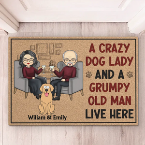 Une dame folle aux chiens et un vieil homme grincheux vivent ici - Tapis décoratif personnalisé pour chien - Cadeau de pendaison de crémaillère pour propriétaires et amoureux des animaux