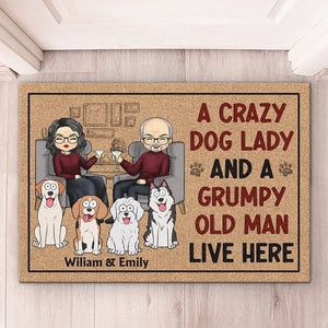 Une dame folle aux chiens et un vieil homme grincheux vivent ici - Tapis décoratif personnalisé pour chien - Cadeau de pendaison de crémaillère pour propriétaires et amoureux des animaux