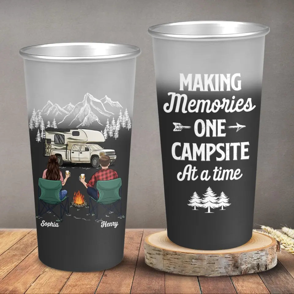 Créez des souvenirs, un emplacement de camping à la fois ! Tasse de camping personnalisée en aluminium à changement de couleur ! Cadeau pour couple, mari, femme, amoureux du camping.