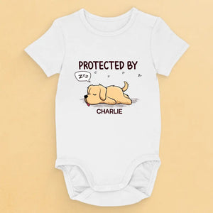 Protégé par un compagnon endormi - Body bébé personnalisé avec chien - Cadeau de naissance, cadeau pour propriétaires d'animaux et amoureux des animaux
