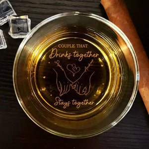 Un couple qui boit ensemble reste ensemble - Verre à whisky personnalisé pour couple - Cadeau pour mari et femme, anniversaire