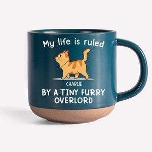 Ma vie est gouvernée par de minuscules seigneurs à fourrure - Mug en céramique imprimé personnalisé avec chat - Cadeau pour les propriétaires et les amoureux des animaux
