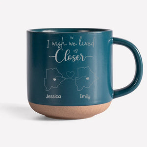 Les vrais amis ne sont jamais séparés, peut-être à distance mais jamais dans le cœur - Tasse en poterie personnalisée pour la famille - Cadeau pour les membres de la famille, les meilleurs amis, les meilleures amies, les sœurs