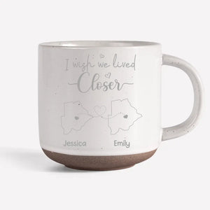 Les vrais amis ne sont jamais séparés, peut-être à distance mais jamais dans le cœur - Tasse en poterie personnalisée pour la famille - Cadeau pour les membres de la famille, les meilleurs amis, les meilleures amies, les sœurs