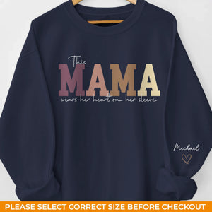 Le cœur de maman ouvre la voie - Sweat-shirt unisexe personnalisé avec motif sur la manche - Cadeau pour maman et grand-mère