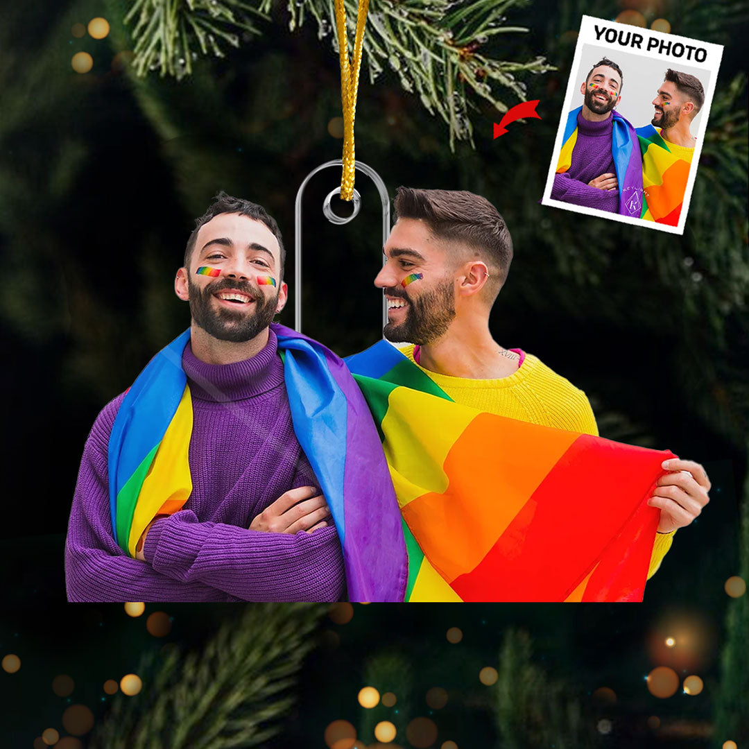 Photo personnalisée L'amour triomphe toujours - Ornement personnalisé pour couple - Forme personnalisée en acrylique - Cadeau de Noël pour mari et femme, anniversaire, LGBTQ+