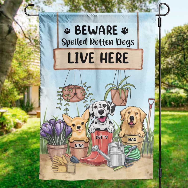 Attention, les chiens gâtés vivent ici ! Drapeau personnalisé pour chien ! Cadeau pour les amoureux des animaux.