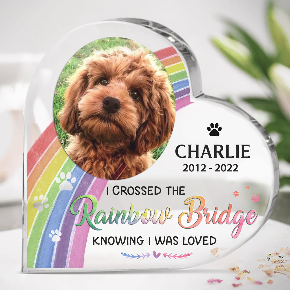 Photo personnalisée « J'ai traversé le pont arc-en-ciel en sachant que j'étais aimé » - Plaque acrylique commémorative personnalisée en forme de cœur - Cadeau de condoléances, cadeau pour propriétaires d'animaux, amoureux des animaux