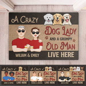 Une chienne folle et un vieil homme grincheux vivent ici - Tapis décoratif personnalisé pour chien - Cadeau pour propriétaires d'animaux et amoureux des animaux