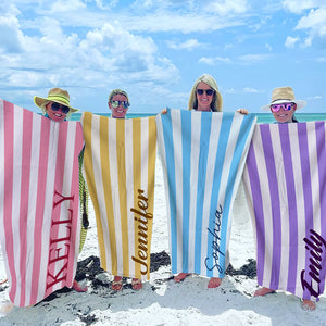 Le bonheur arrive par vagues - Serviette de plage personnalisée Bestie - Cadeau de vacances d'été, cadeau d'anniversaire à la piscine pour meilleures amies, meilleures amies, sœurs