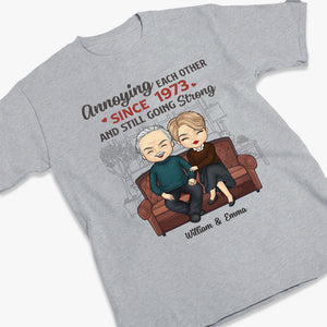 On s'agace et on continue à être forts - T-shirt, sweat à capuche et sweat-shirt unisexe personnalisé pour couple - Cadeau pour mari et femme, anniversaire