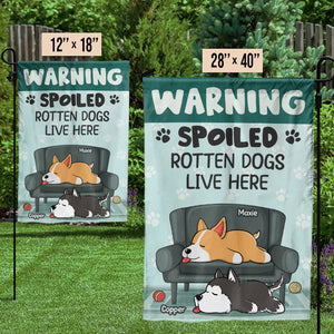 Un chien pourri gâté vit ici - Drapeau personnalisé pour chien - Cadeau pour propriétaires et amoureux des animaux
