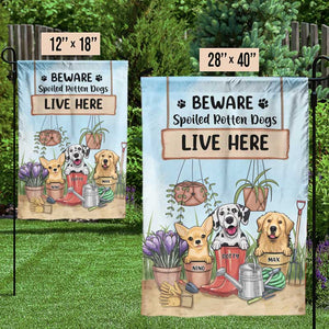 Attention, les chiens gâtés vivent ici ! Drapeau personnalisé pour chien ! Cadeau pour les amoureux des animaux.