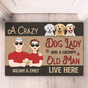 Une chienne folle et un vieil homme grincheux vivent ici - Tapis décoratif personnalisé pour chien - Cadeau pour propriétaires d'animaux et amoureux des animaux