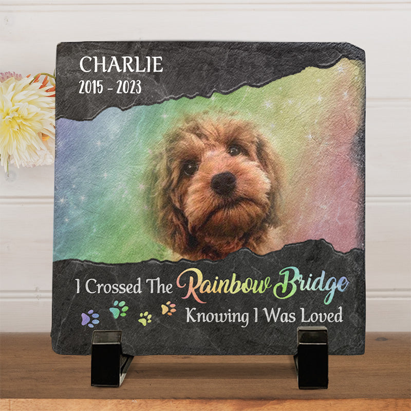Photo personnalisée « J'ai traversé le pont arc-en-ciel en sachant que j'étais aimé » - Pierre commémorative carrée personnalisée avec support - Cadeau de condoléances pour les propriétaires et les amoureux des animaux