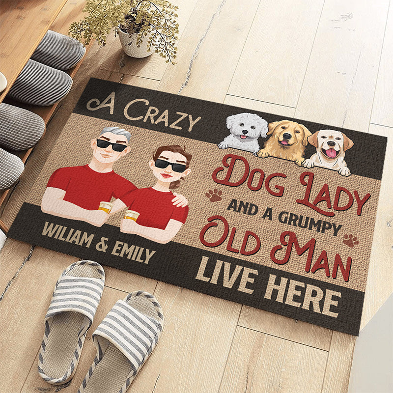 Une chienne folle et un vieil homme grincheux vivent ici - Tapis décoratif personnalisé pour chien - Cadeau pour propriétaires d'animaux et amoureux des animaux
