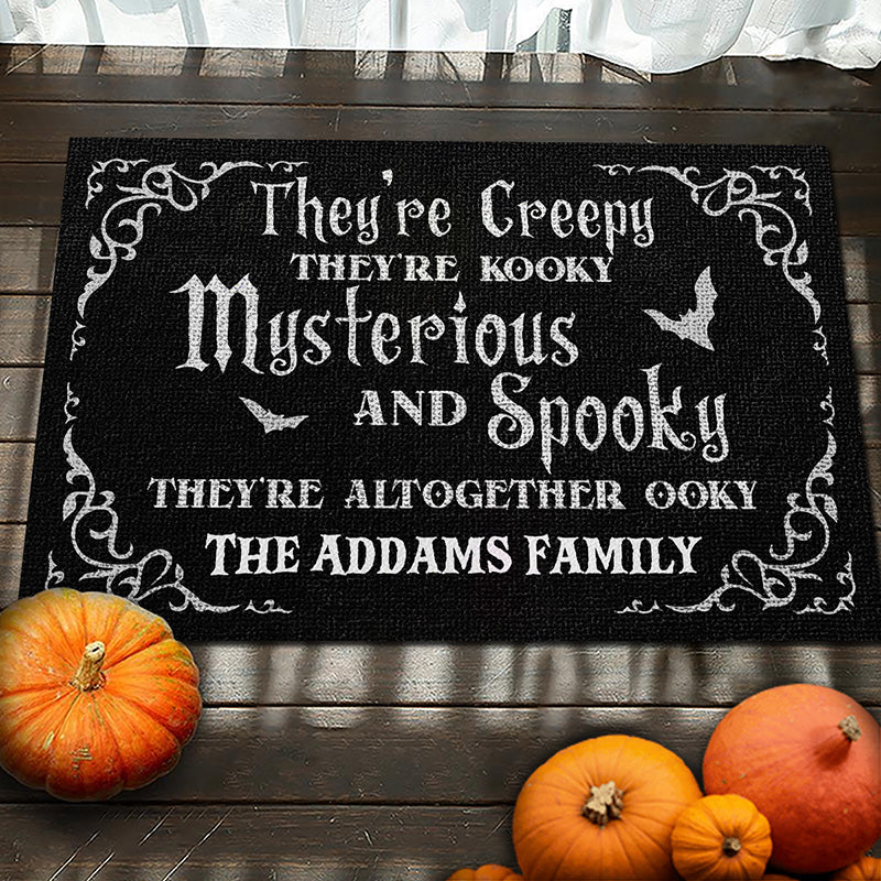 Ils sont effrayants, ils sont fous - Tapis décoratif personnalisé pour la maison - Cadeau d'Halloween pour les membres de la famille
