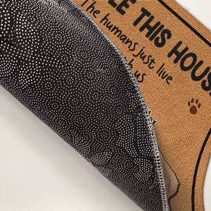 Nous régnons sur cette maison - Tapis décoratif personnalisé pour chien et chat - Cadeau pour les propriétaires d'animaux et les amoureux des animaux