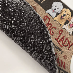 Une chienne folle et un vieil homme grincheux vivent ici - Tapis décoratif personnalisé pour chien - Cadeau pour propriétaires d'animaux et amoureux des animaux