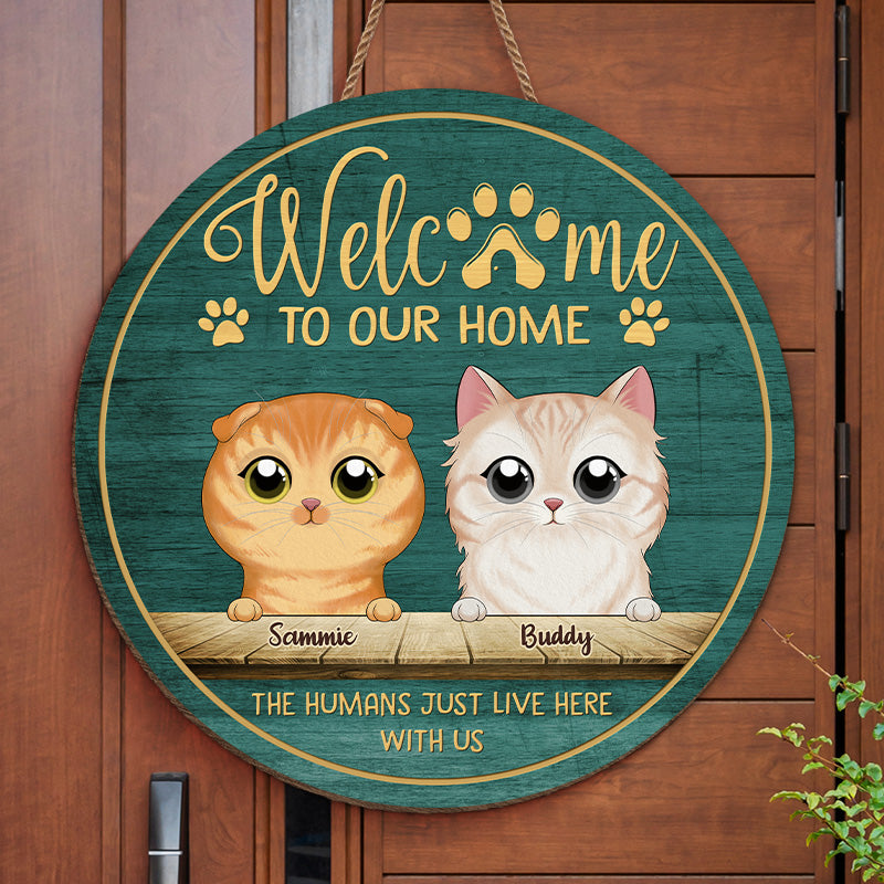 Bienvenue chez moi, les humains vivent ici avec moi - Panneau en bois personnalisé en forme de chat - Cadeau de pendaison de crémaillère pour les propriétaires d'animaux et les amoureux des animaux