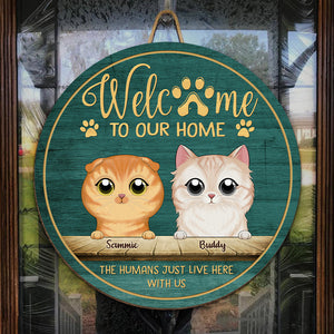 Bienvenue chez moi, les humains vivent ici avec moi - Panneau en bois personnalisé en forme de chat - Cadeau de pendaison de crémaillère pour les propriétaires d'animaux et les amoureux des animaux