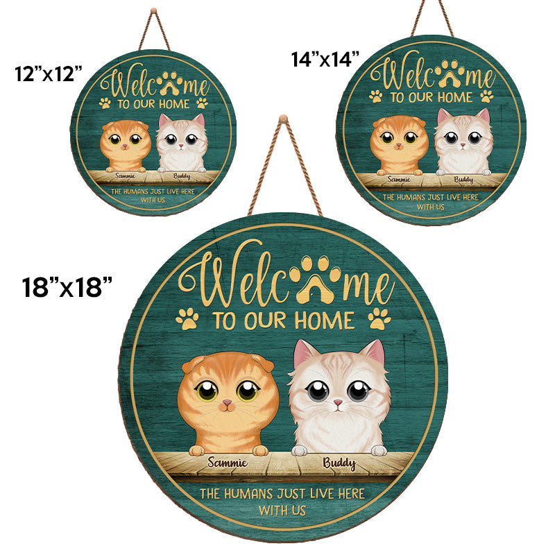 Bienvenue chez moi, les humains vivent ici avec moi - Panneau en bois personnalisé en forme de chat - Cadeau de pendaison de crémaillère pour les propriétaires d'animaux et les amoureux des animaux