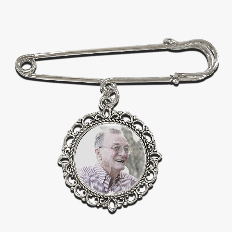 Photo personnalisée « Ils marchent à nos côtés tous les jours » - Broche ronde personnalisée commémorative - Cadeau de condoléances pour les membres de la famille