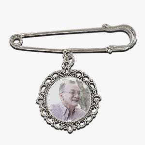 Photo personnalisée « Ils marchent à nos côtés tous les jours » - Broche ronde personnalisée commémorative - Cadeau de condoléances pour les membres de la famille