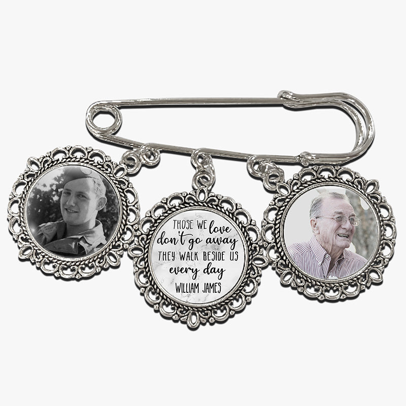 Photo personnalisée « Ils marchent à nos côtés tous les jours » - Broche ronde personnalisée commémorative - Cadeau de condoléances pour les membres de la famille