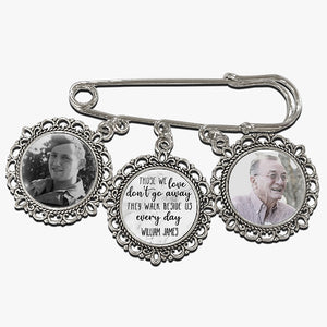 Photo personnalisée « Ils marchent à nos côtés tous les jours » - Broche ronde personnalisée commémorative - Cadeau de condoléances pour les membres de la famille