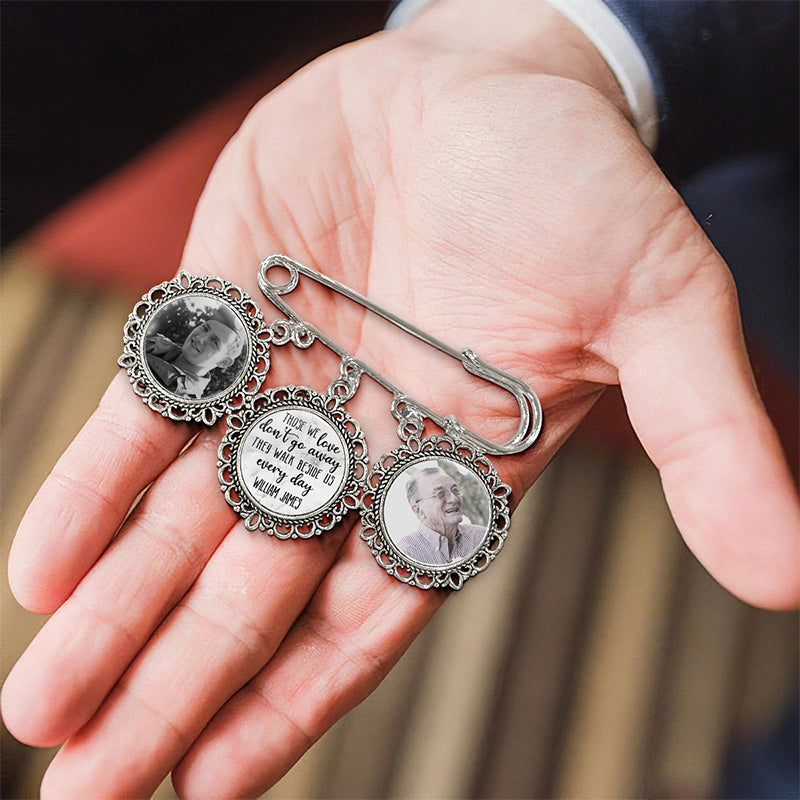 Photo personnalisée « Ils marchent à nos côtés tous les jours » - Broche ronde personnalisée commémorative - Cadeau de condoléances pour les membres de la famille