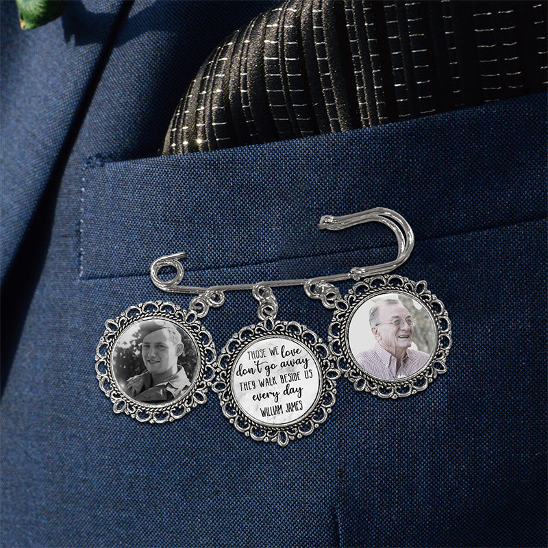 Photo personnalisée « Ils marchent à nos côtés tous les jours » - Broche ronde personnalisée commémorative - Cadeau de condoléances pour les membres de la famille