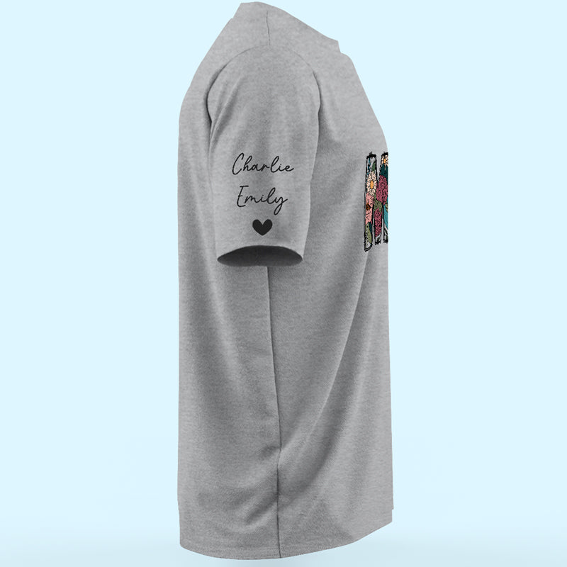 L'amour d'une mère est comme une fleur qui s'épanouit - T-shirt unisexe personnalisé avec motif sur la manche - Fête des Mères, cadeau pour maman, grand-mère